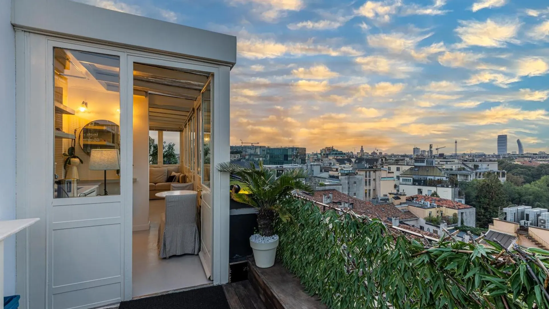 Luxury Penthouse With Jacuzzi & 360 View Rooftop Mediolan 0*,  Włochy