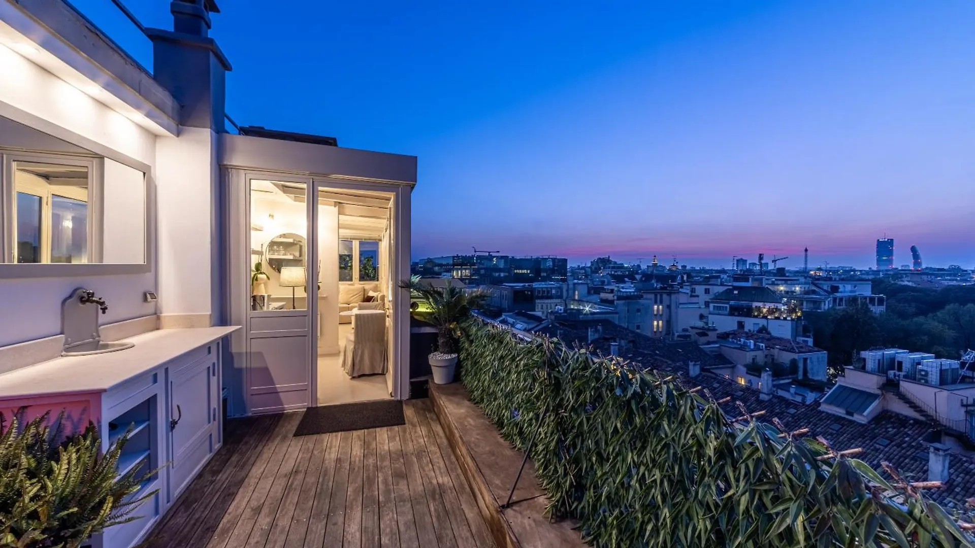 Apartament Luxury Penthouse With Jacuzzi & 360 View Rooftop Mediolan Włochy